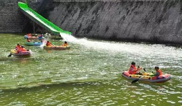 关于纵向机械化船台滑道下列陈述错误的是：()。